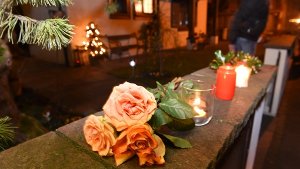 Fans haben Blumen und brennende Kerzen in Gottlieben (Kanton Thurgau, Schweiz) vor dem Haus, in dem der Sänger und Komponist Udo Jürgens gewohnt hat, abgelegt. Foto: dpa