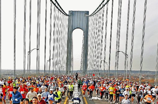 Übervoll ist die Verrazano Narrows Bridge in New York beim Start des Marathonlaufs. Foto: dpa