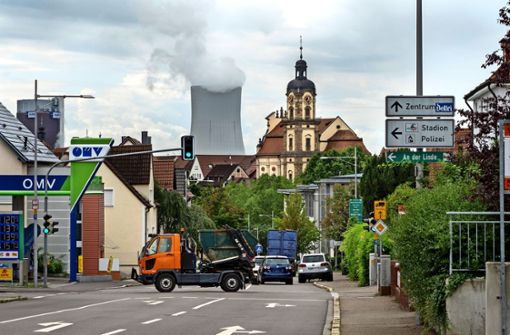 In Neckarsulm liegen Stadt und Industrie dicht an dicht. Die Kirche Sankt Dionysius prägt das Bild, der Kühlturm des EnBW-Heizkraftwerks nicht minder. Foto: factum/