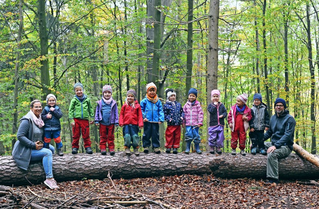 Die Kinder fühlen sich im Wald richtig wohl.