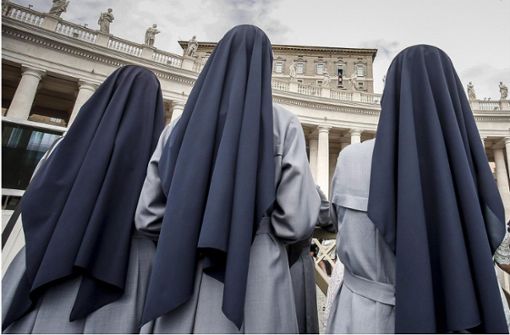 Nonnen stehen beim Angelus Gebet auf dem Petersplatz im Vatikan. Foto: dpa