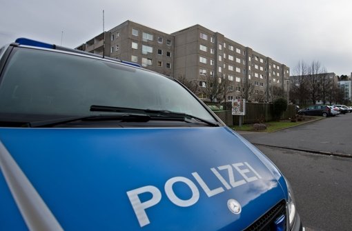 Ein Polizeifahrzeug steht am Tatort im Stadtteil Dresden-Leubnitz-Neuostra. Hier war der 20 Jahre alte Eritreer tot aufgefunden worden. Foto: dpa-Zentralbild