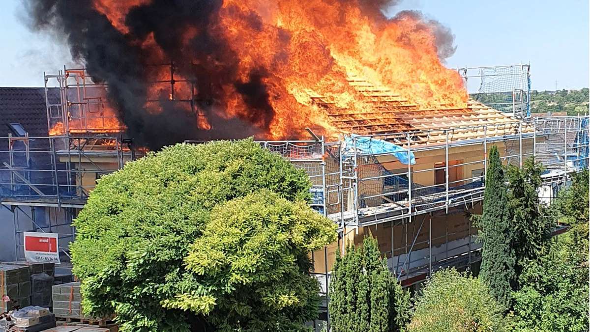 Einsatz in Stuttgart: Dachstuhl fängt Feuer – Rohbau in Zuffenhausen zerstört