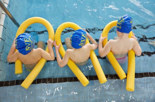 Kinder müssen schwimmen lernen – und dafür braucht es angemessen geöffnete Bäder. Foto: dpa
