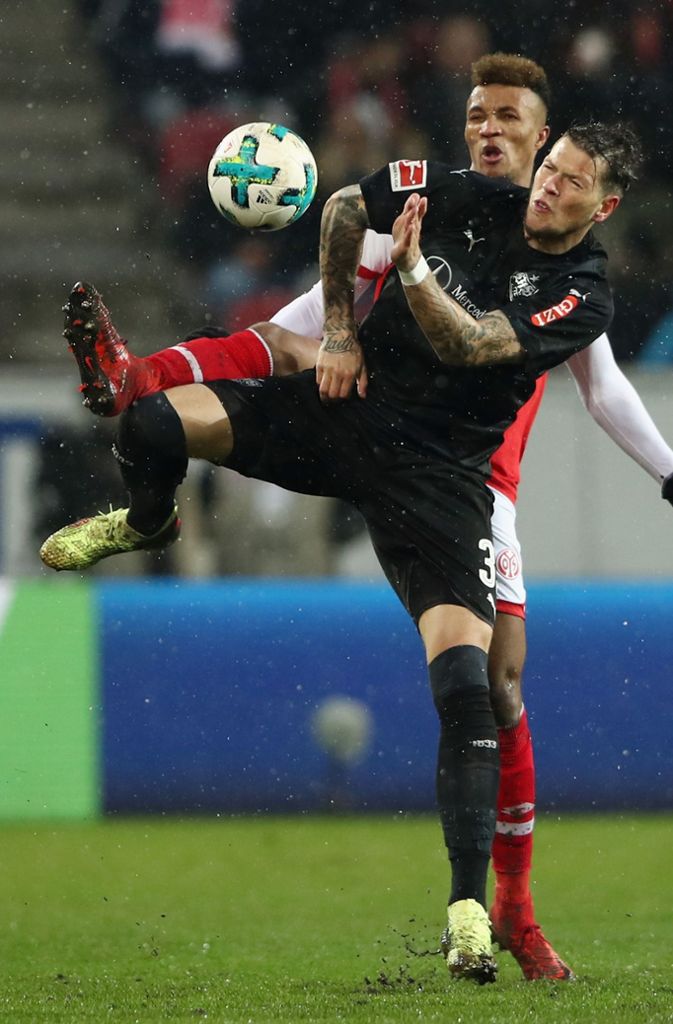 Kurz vor Schluss schafft Daniel Ginczek noch den Anschlusstreffer für den VfB. Das Spiel endet 3:2 für die Gastgeber aus Mainz.