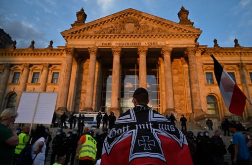 Die Farben des Deutschen Reiches vor dem Sitz des Bundestag – sie diskreditieren jedes noch so berechtigte Anliegen, das andere Corona-Demonstranten vorgebracht haben mögen. Foto: John MacDougall / AFP