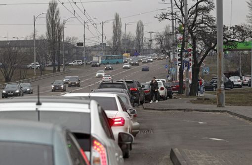 Lange Schlangen bilden sich vor den Tankstellen in der Ukraine. Die Flucht mit dem  Auto birgt Risiken. Foto: dpa