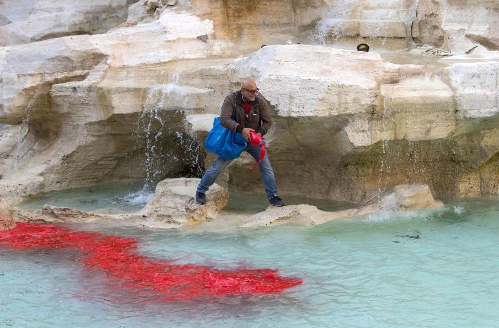 Graziano Cecchini schüttet rote Farbe in das Wasser des Trevi-Brunnens. Mit seiner Aktion möchte der selbst ernannte Künstler auf die Korruption und den Schmutz in Italiens Hauptstadt Rom aufmerksam machen.