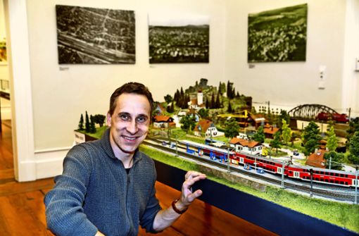 Der Archivar Stefan Lang hat  die Ausstellung zur Eisenbahn-Geschichte im Kreis Göppingen  konzipiert – und jetzt ein Buch darüber veröffentlicht. Foto: Horst Rudel