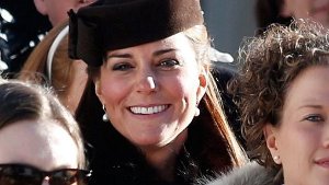 Die britischen Royals Kate (Foto), William und Harry haben am Wochenende im Schweizer Nobel-Kurort Arosa alle Blicke auf sich gezogen. Die schwangere Herzogin, ihr Prinzen-Gatte und dessen jüngerer Bruder waren zu Gast auf einer Promi-Hochzeit. Foto: dpa