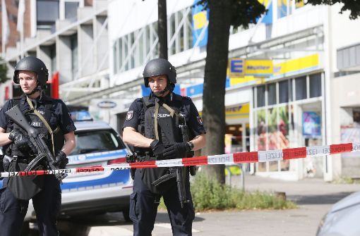 Einsatzkräfte der Polizei sperren nach einer Messerattacke in einem Supermarkt in Hamburg den Tatort ab. Foto: dpa