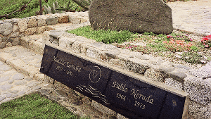 Das Grab von Pablo Neruda auf der chilenischen Isla Negra. Im Hintergrund ist sein Lieblingshaus zu sehen. Foto: Jose Giribas/ROPI