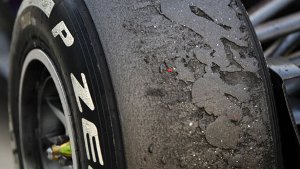 Ein gebrauchter Reifen beim Großen Preis von Malaysia. Mercedes wurde ebenso wie Exklusiv-Lieferant Pirelli in der Reifentest-Affäre nur verwarnt.  Foto: dpa