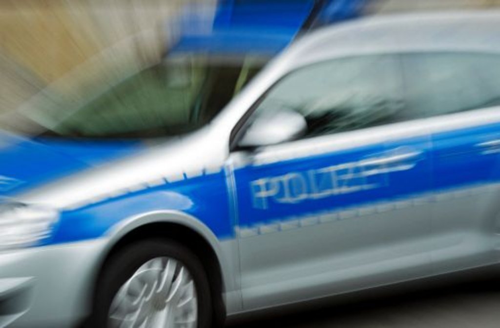 Am Montagmittag will die Polizei in Leonberg einen 21-jährigen Autofahrer kontrollieren. Doch anstatt anzuhalten, braust der junge Mann davon und liefert sich anschließend eine Verfolgungsjagd mit den Beamten. Foto: dpa/Symbolbild