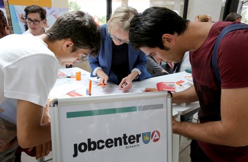 Flüchtlinge – hier auf einer Jobmesse – müssen schnellstmöglich in den Arbeitsmarkt integriert werden, um hohe Folgekosten zu vermeiden Foto: dpa