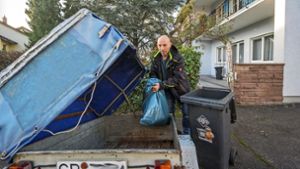 Jürgen Kohnemann will seinen Müll nicht vom AWB entsorgen lassen. Er fährt seine volle Tonne  zu einem Entsorgungsbetrieb seiner Wahl. Foto: Giacinto Carlucci