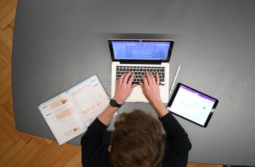 Lehrkräfte brauchen nicht nur einen Computer, sondern auch auf Schulen zugeschnittene Softwarepakete,  um einen Teil ihrer Arbeit digital zu verrichten. Foto: dpa/Felix Kästle