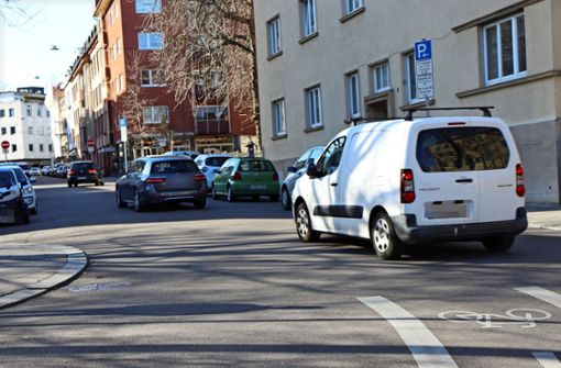 Für Fußgänger und Radfahrer soll der Übergang über die Herzogstraße sicherer werden. An der Einmündung Herzog-/Rotebühlstraße sollen zwei Poller installiert werden Foto: Georg /Friedel