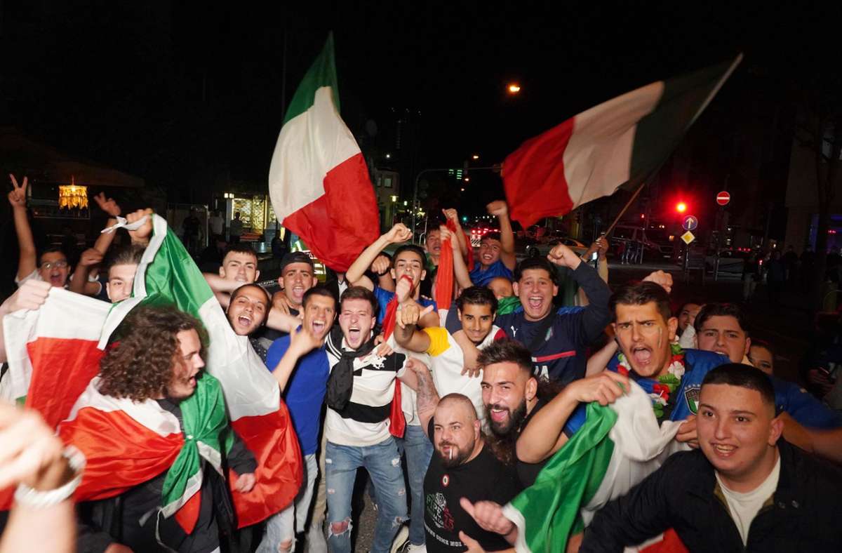 Die italienischen Fans in Fellbach feiern den Halbfinaleinzug. Foto: Andreas Rosar Fotoagentur-Stuttg