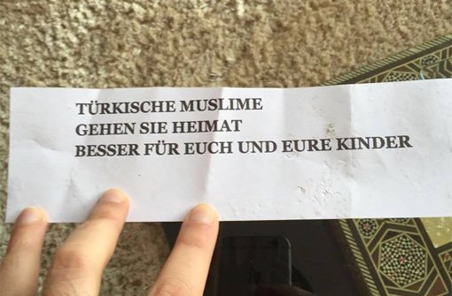 Rund um den Kelterplatz in Stuttgart-Zuffenhausen wurden am Montag diese beleidigenden Zettel gefunden. Foto: Necip Mustafa Mavis