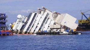 Die Costa Concordia war im Januar 2012 vor der italienischen Insel Giglio auf einen Felsen gelaufen und gekentert. 32 Menschen starben. Foto: dpa
