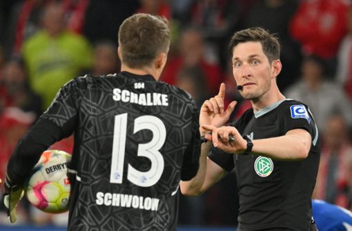 Matthias Jöllenbeck gab spät Elfmeter für Schalke. Foto: dpa/Torsten Silz