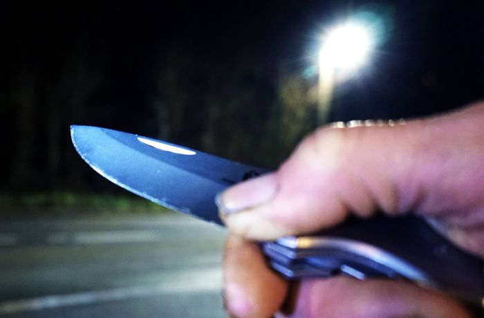 Stuttgarter Polizei sucht Zeugen: Mit Messer bedroht und ausgeraubt