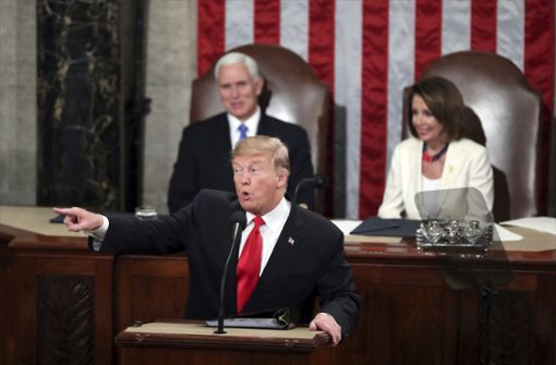 Trump hält die traditionelle Rede zur Nation mit einer Woche Verspätung – wegen des Haushaltsstreits. In seinem Rücken sitzen Nancy Pelosi, die Vorsitzende des Repräsentantenhauses, und Vizepräsident Mike Pence. Foto: AP