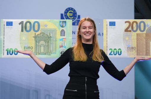 Die Europäische Zentralbank stellte neue 100- und 200-Euro-Scheine vor, die es Fälschern schwerer machen sollen. Bis sie aus dem Geldautomaten kommen, dauert es aber noch. Foto: dpa