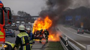 Die Feuerwehr löschte den brennenden Transporter auf der A8. Foto: SDMG