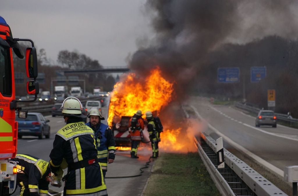Die Feuerwehr löschte den brennenden Transporter auf der A8.