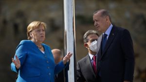 Bundeskanzlerin Angela Merkel (CDU) bei ihrem letzen Staatsbesuch bei ihrem Staatskollegen Recep Tayyip Erdogan in Istanbul. Das Verhältnis der Länder ist insbesondere nach der Botschafter-Affäre angespannt. Foto: dpa/Francisco Seco