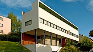 Das Doppelhaus von Le Corbusier in der Weißenhofsiedlung,  am Hang links dahinter  steht das kleinere Einfamilienhaus. Foto: Mauritius