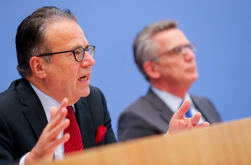 BAMF-Chef Frank-Jürgen Weise (links) und Bundesinnenminister Thomas de Maizière (CDU) bei der Vorstellung aktueller Flüchtlingszahlen. Foto: dpa