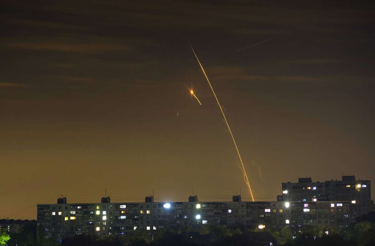 In der Nacht soll es sowohl auf ukrainischer als auch auf russischer Seite Luftangriffe gegeben haben. (Archivbild) Foto: dpa/Vadim Belikov