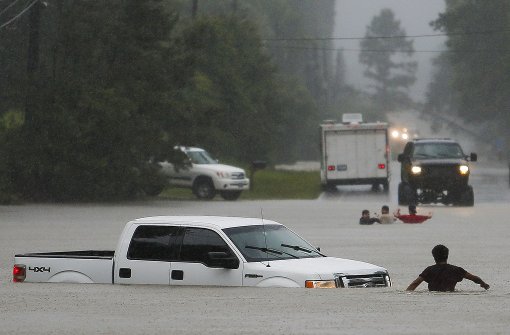 In Texas sind infolge des Regens Straßen überschwemmt. Foto: AP