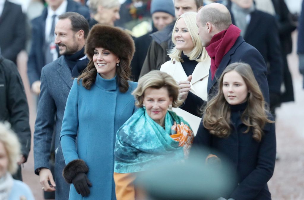 Königin Sonja von Norwegen (Mitte) hat sich bei ihrer Enkelin Ingrid Alexandra (rechts) untergehakt. Die 14-jährige Prinzessin bestritt einen Programmpunkt beim Besuch von Kate und William ganz allein.