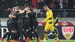 BVB-Angreifer Andrej Jarmolenko will lieber nicht hinschauen, wie der VfB jubelt. Foto: dpa