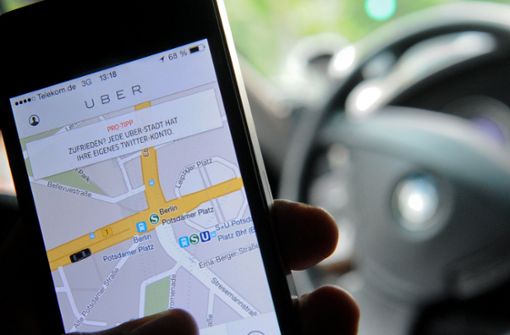 Der Fahrdienst-Anbieter Uber vermittelt Fahrten – ähnlich wie mit einem Taxi –  über eine App. Trotz rechtlicher Fragen ist das Angebot derzeit in einigen deutschen Städten verfügbar. Foto: dpa/Britta Pedersen