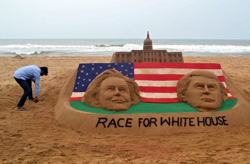 Hillary Clinton neben Donald Trump. So friedlich wie bei dieser Sandskulptur geht es zwischen den beiden Kandidaten im realen Leben aber nicht zu. Foto: dpa