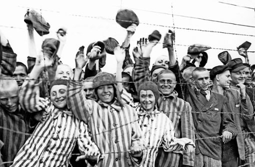 Nach der Befreiung des Konzentrationslagers Dachau durch amerikanische Truppen am 30. April 1945 jubeln die Insassen ihren Befreiern zu. Foto: dpa