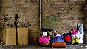 Unter Brücken, hinter Häuserfassaden oder in Zelten: Vielerorts sichern sich Obdachlose Plätze in der französischen Hauptstadt Paris, die wenigstens ein Minimum an Privatsphäre ermöglichen Foto: dpa