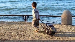 Auf der Flucht und noch lange nicht am Ziel: Ein kleiner syrischer Junge an der Uferpromenade in Kos. Foto: Molitor