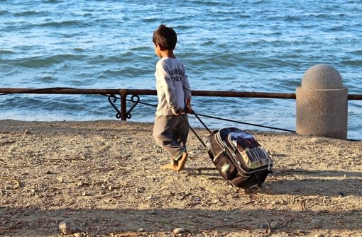 Auf der Flucht und noch lange nicht am Ziel: Ein kleiner syrischer Junge an der Uferpromenade in Kos. Foto: Molitor