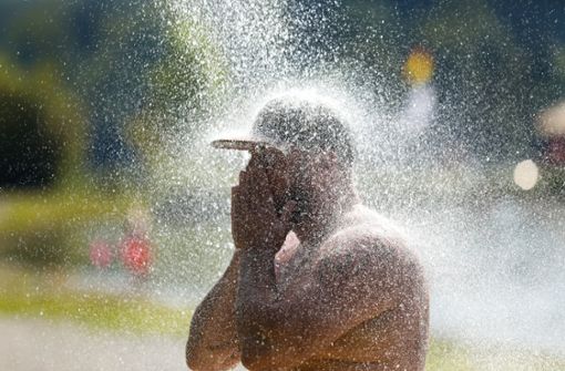 Ein Mann erfrischt sich an einem Badesee in Ertingen – der Wetterdienst warnt weiterhin vor der Hitze. Foto: dpa/Thomas Warnack
