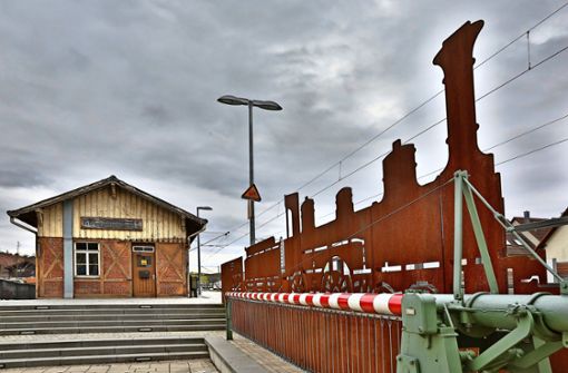 Der alte Bahnhof harrt eine sinnvollen Nutzung. Zuvor muss er saniert werden. Foto: Rudel