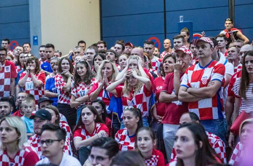 So viel Spannung: Die kroatischen Fans in Stuttgart im Wechselbad der Gefühle. Foto: Lichtgut/Julian Rettig