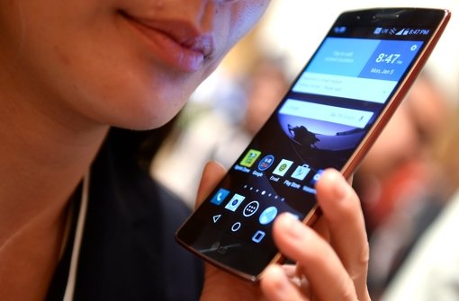 Eine Frau hat ein Smartphone von LG in der Hand. Sechs von zehn Deutschen besitzen bereits ein Computerhandy Foto: AP