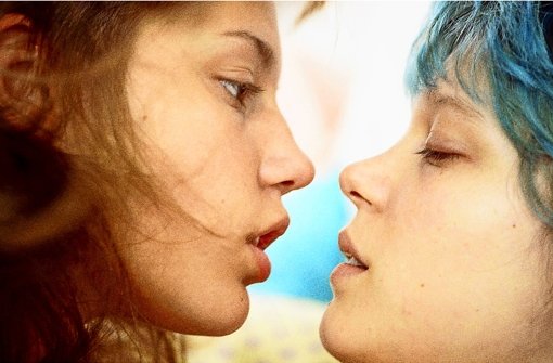 Adèle Exarchopoulos als Adèle (links) und Léa Seydoux als Emma in Blau ist eine warme Farbe. Foto: Alamode