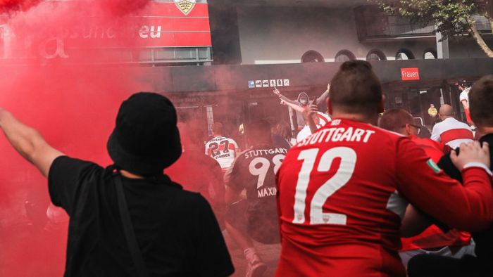 VfB-Fans feiern trotz Corona vor dem Stadion